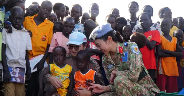 Đóng bàn ghế, tặng quần áo, sách vở cho người dân Nam Sudan dịp 30-4