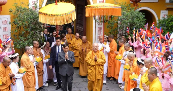 Nhà Vua Thái Lan và Hoàng hậu thăm chùa Quán Sứ