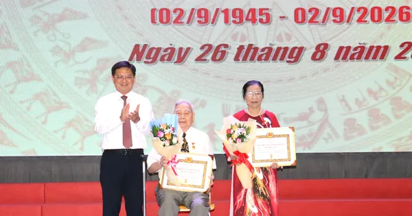 Trao Huy hiệu Đảng đợt 2-9 đến các đảng viên cao tuổi phường Bình Lợi Trung và Tân Phú