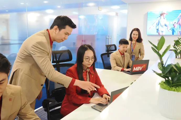 Nhân viên ngân hàng làm việc tại VIFC-HCMC. Ảnh: HOÀNG HÙNG
