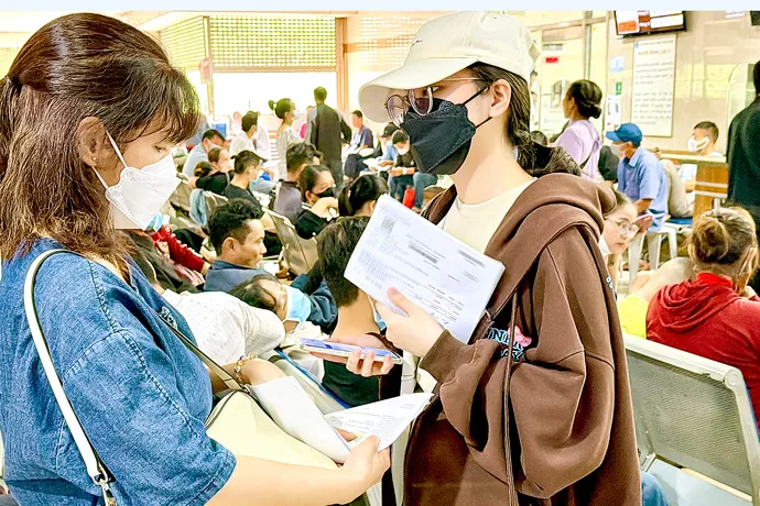 Nhiều người dân chờ đăng ký khám bệnh tại Bệnh viện Đại học Y Dược TPHCM - Cơ sở 1, phường Chợ Lớn, TPHCM. Ảnh: HOÀNG HÙNG