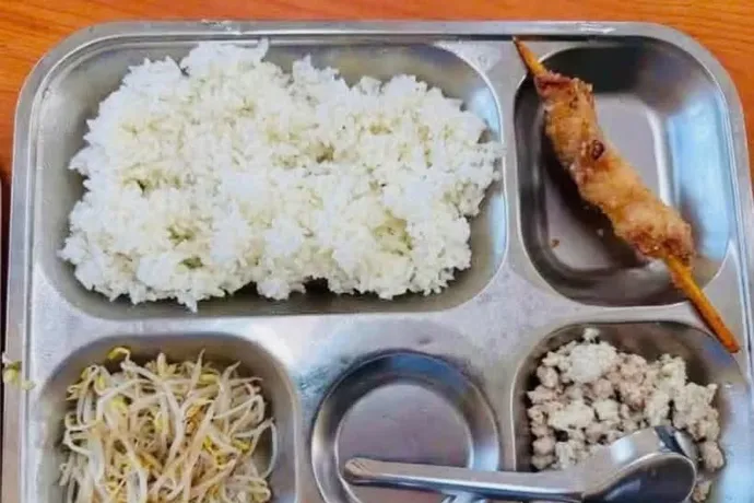 Suất cơm bán trú ngày 7-9 của học sinh trường Tiểu học Trung Giã (xã Trung Giã, Hà Nội). (Ảnh: Phụ huynh cung cấp)