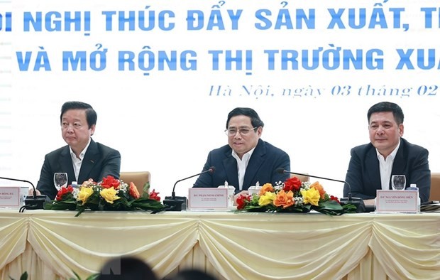 Thủ tướng Phạm Minh Chính, Phó Thủ tướng Trần Hồng Hà và Bộ trưởng Bộ Công thương Nguyễn Hồng Diên chủ trì hội nghị. (Ảnh: Dương Giang/TTXVN)
