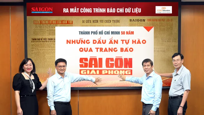 Trưởng Ban Tuyên giáo và Dân vận Thành ủy TPHCM Nguyễn Mạnh Cường cùng Ban Biên tập Báo Sài Gòn Giải Phóng thực hiện nghi thức ra mắt công trình báo chí dữ liệu. Ảnh: LÊ MINH