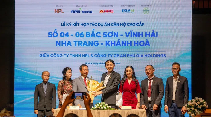 Đại diện chủ đầu tư (trái) và đơn vị phát triển dự án APG Holding tại lễ ký kết