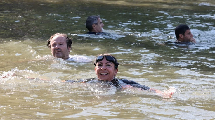 Thị trưởng Paris Anne Hidalgo bơi trên sông Seine để chứng minh rằng dòng sông đủ sạch. Hình ảnh: JOEL SAGET/Pool qua REUTERS
