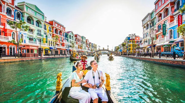 Du khách ngồi thuyền Gondola du ngoạn đảo ngọc Phú Quốc.