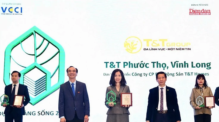 Bà Trần Thị Minh Thúy – Tổng Giám đốc T&T Homes (chính giữa) lên nhận giải Dự án đáng sống 2024 cho dự án Khu dân cư Phước Thọ (Vĩnh Long).