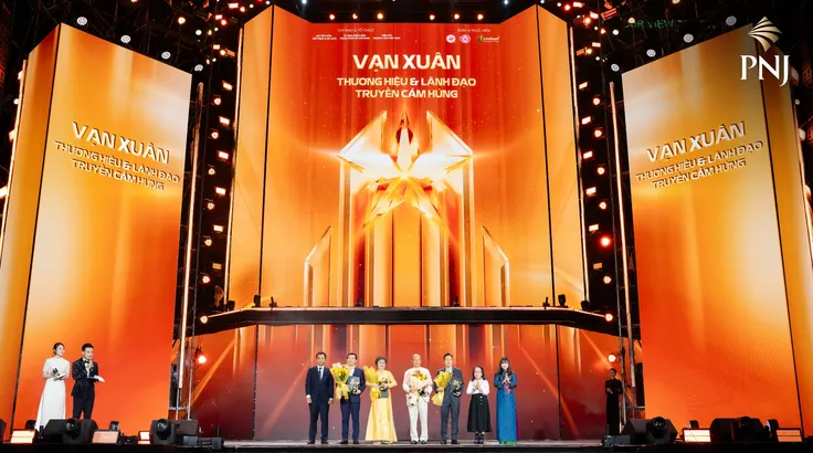 Bà Cao Thị Ngọc Dung, Chủ tịch HĐQT PNJ nhận giải thưởng 