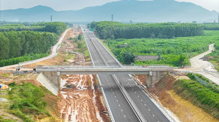 Cận cảnh đường bộ cao tốc Quảng Ngãi - Hoài Nhơn 