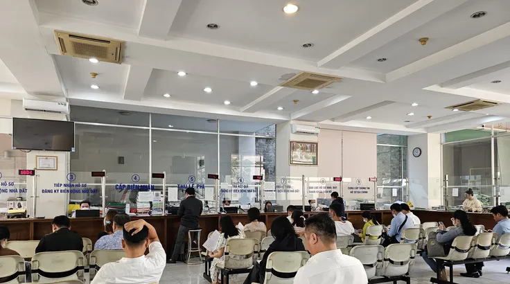 Người dân làm thủ tục đăng ký đất đai tại Văn phòng Đăng ký đất đai TPHCM