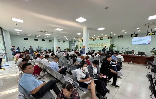Người dân làm thủ tục Văn phòng Đăng ký đất đai chi nhánh Thủ Đức