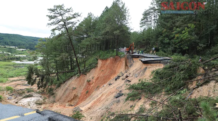 Hiện trường vụ sạt lở trên đèo Mimosa