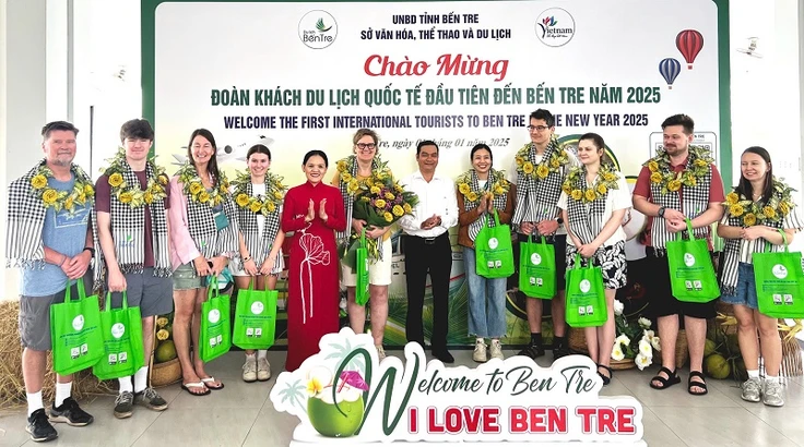 Đại diện lãnh đạo Sở VH-TT-DL tỉnh Bến Tre; chính quyền địa phương đã tặng quà lưu niệm cho đoàn 9 khách du lịch đến từ Hoa Kỳ và Hungary