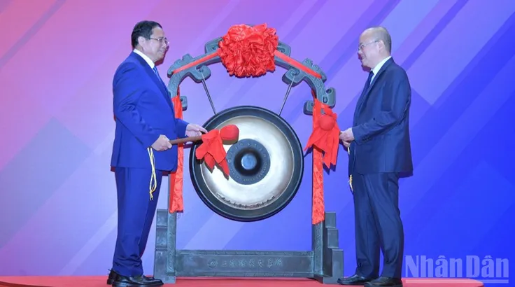 Thủ tướng Phạm Minh Chính và lãnh đạo Sở Giao dịch Chứng khoán Thượng Hải thực hiện nghi thức đánh cồng. (Ảnh: Thanh Giang)