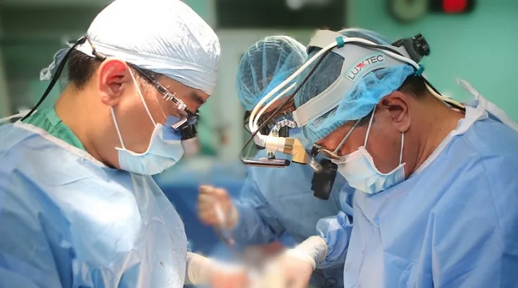 BS Trần Hoài Ân cùng ekip thực hiện phẫu thuật cho bệnh nhân