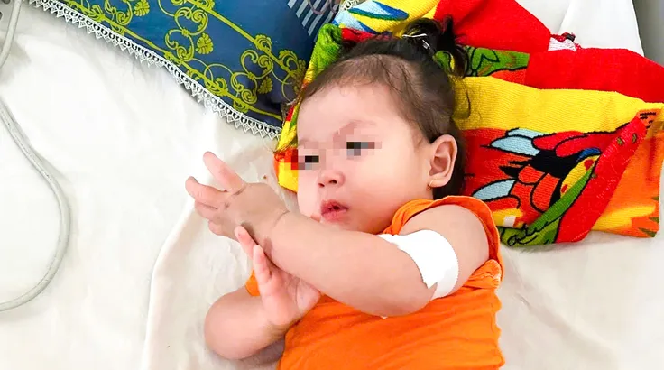 Bệnh nhi V. mắc sốt xuất huyết Dengue nặng, nguy kịch được cứu chữa kịp thời