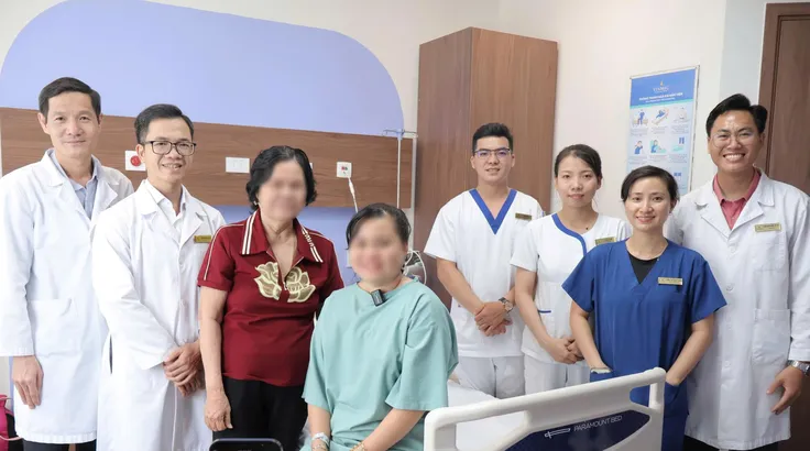 Bệnh nhân H cùng nụ cười tự tin bên các bác sĩ Vinmec