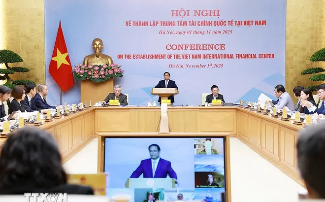 Thủ tướng Phạm Minh Chính chủ trì Hội nghị tham vấn các chuyên gia, tổ chức trong nước và quốc tế về thành lập Trung tâm tài chính quốc tế tại Việt Nam. (Ảnh: Dương Giang/TTXVN)