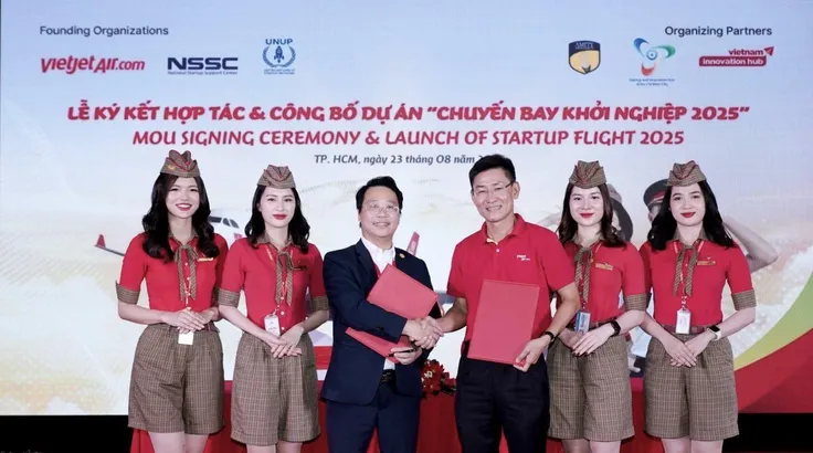 Lễ công bố sáng kiến “Chuyến bay khởi nghiệp” diễn ra tại TPHCM vào tháng 8 vừa qua với sự tham dự của đại diện Chính phủ, lãnh đạo thành phố và chuyên gia từ Viện Công nghệ Ấn Độ