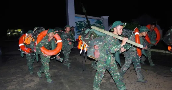 Lực lượng quân đội giúp người dân ứng phó bão số 13