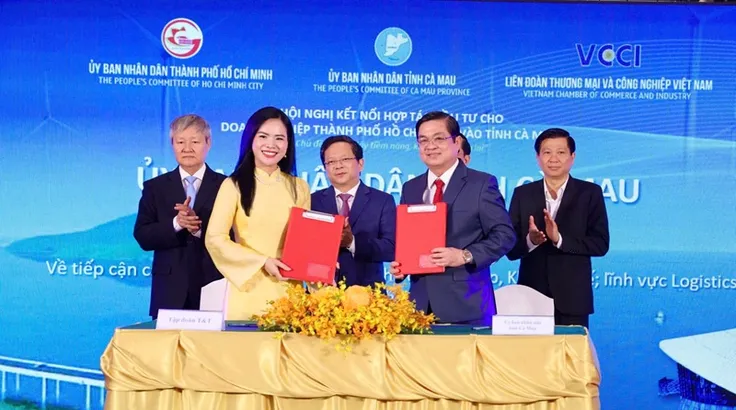 Bà Nguyễn Thị Thanh Bình, Phó Tổng Giám đốc T&T Group ký biên bản ghi nhớ hợp tác với lãnh đạo UBND tỉnh Cà Mau tại sự kiện.