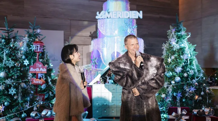 Ông Lars Kerfin (phải) - Tổng quản lý khách sạn Le Méridien Saigon cùng MC Kiều Khanh (trái) xuất hiện trong trang phục mang phong cách Bắc Cực dẫn dắt buổi Lễ thắp đèn Giáng sinh