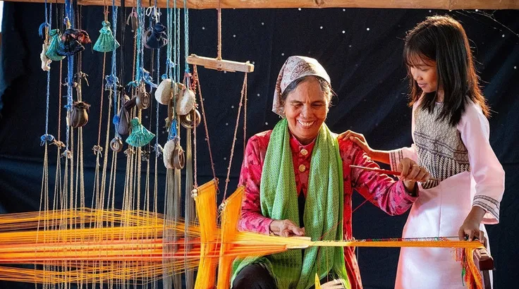 Nghề dệt ở làng Mỹ Nghiệp chủ yếu gắn liền với hình ảnh người phụ nữ, theo phong tục mẹ truyền con nối. (Ảnh: Khánh Hòa/TTXVN)