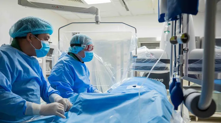 Các bác sĩ thực hiện can thiệp loại bỏ túi phình não