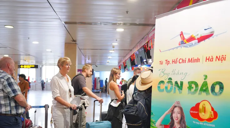 Hành khách làm thủ tục bay đến Côn Đảo.
