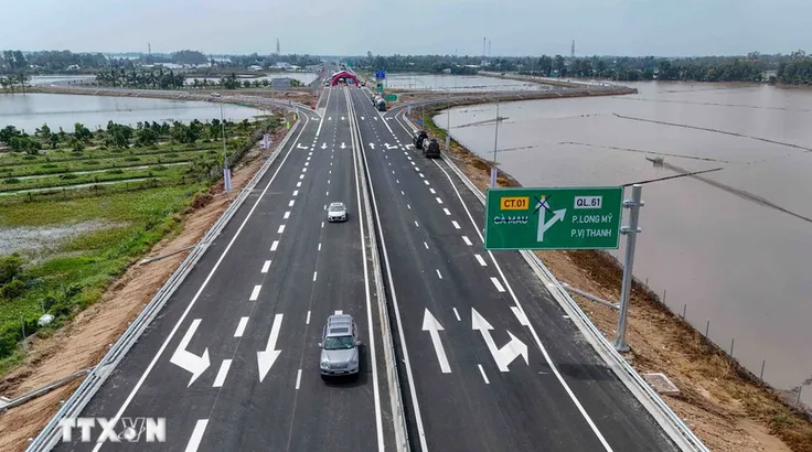 Cao tốc Cần Thơ - Cà Mau sẽ khai thác đoạn Cần Thơ - Hậu Giang (từ nút giao IC2 đến nút giao IC5) dài hơn 37km từ 9 giờ sáng ngày 20/12/2025. (Ảnh: Thanh Liêm/TTXVN)