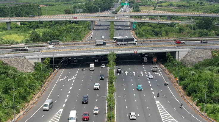 Thí điểm cấm xe tải vào làn sát dải phân cách trên 2 tuyến cao tốc trọng điểm