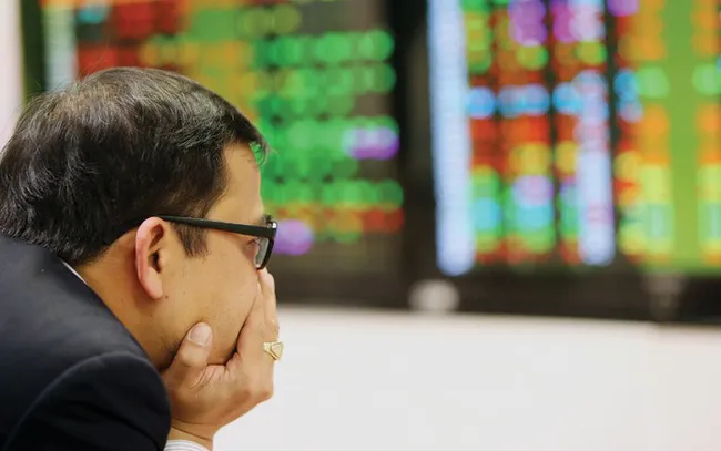 Đua bán tháo, VN Index ‘đánh rơi’ 52 điểm