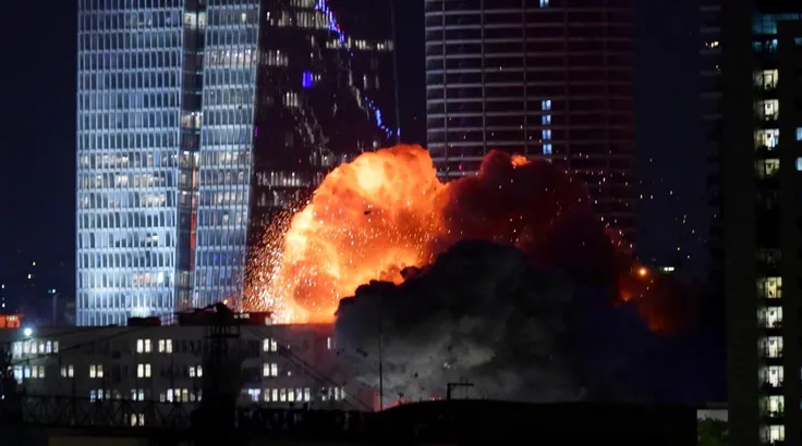 Vụ nổ ở Tel Aviv sau khi trúng tên lửa Iran đêm 13/6. Ảnh: AP