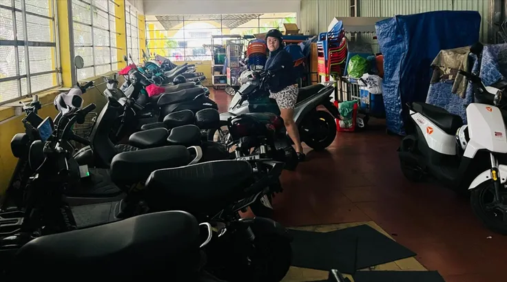 Thấp thỏm sống chung với xe điện trong hầm chung cư