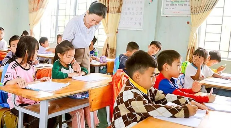 Học sinh vùng lũ quay lại trường lớp