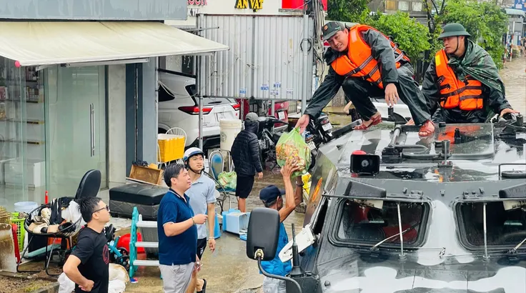 Lực lượng chức năng tiếp tế nhu yếu phẩm cho người dân