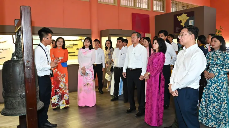 Đoàn đại biểu dự Đại hội Đảng bộ TPHCM tham quan Bảo tàng Lịch sử TPHCM