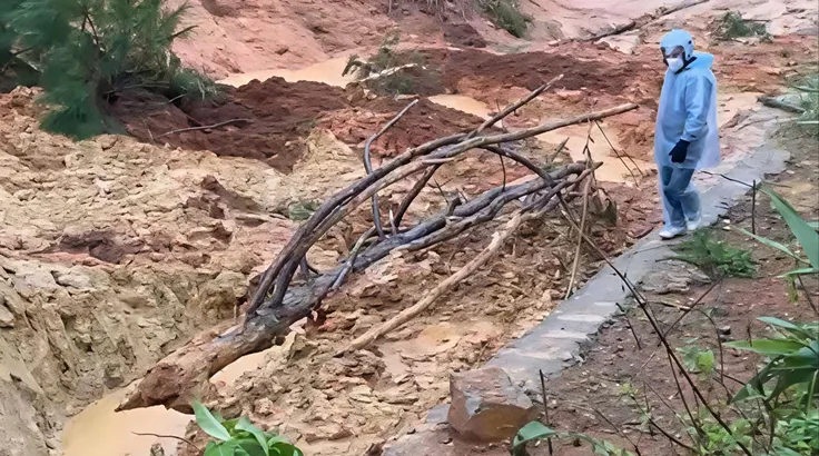 Quảng Ngãi: Sạt lở hàng ngàn mét khối đất, chia cắt Quốc lộ 24