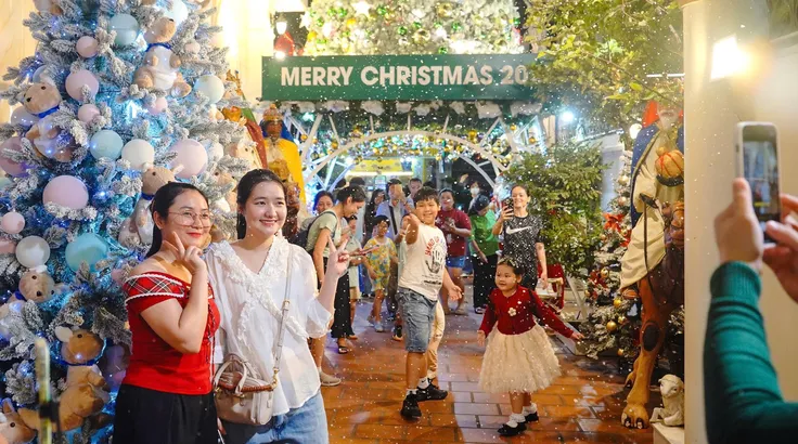 Hàng ngàn người dân TPHCM phấn khởi đón đêm Giáng sinh ấm áp