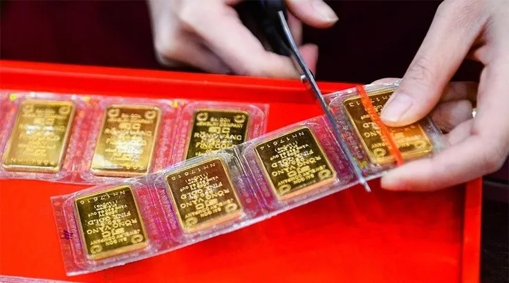 Vàng đảo chiều, chạm mốc 121 triệu đồng mỗi lượng