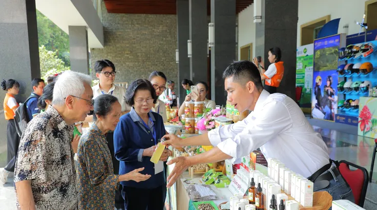 Doanh nghiệp giới thiệu sản phẩm tại không gian triển lãm 30 năm HVNCLC