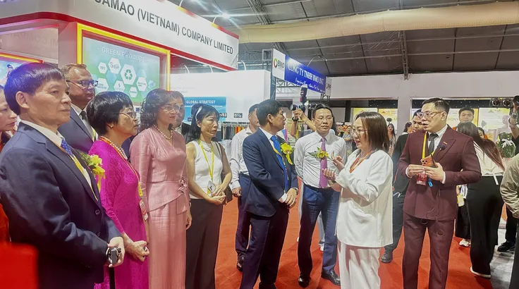 Các đại biểu tham quan gian hàng tại triển lãm 