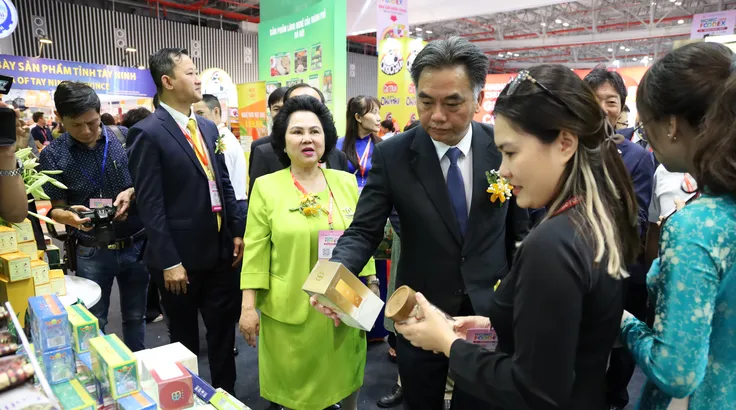 Doanh nghiệp giới thiệu sản phẩm với các đại biểu tham quan gian hàng 