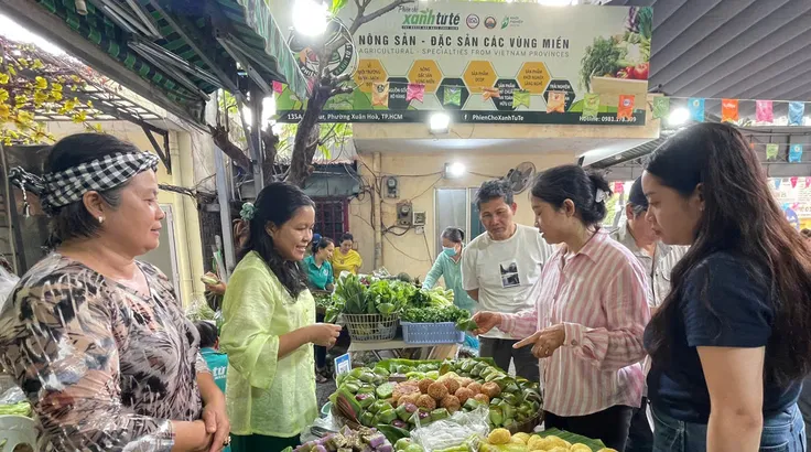 Khách mua sắm tại Phiên chợ Xanh tử tế 