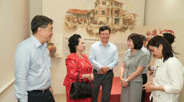 Khách tham quan nhà triển lãm nước mắm 