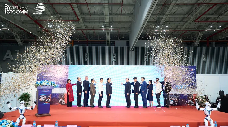 Các đại biểu bấm nút khai mạc Vietnam ICTCOMM 2026 và TELEFILM Vietnam 2026