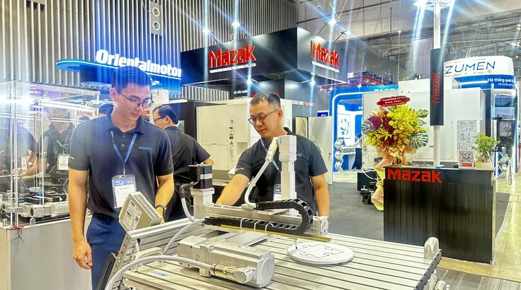 Doanh nghiệp giới thiệu công nghệ tại triển lãm. Ảnh: THANH DUNG 