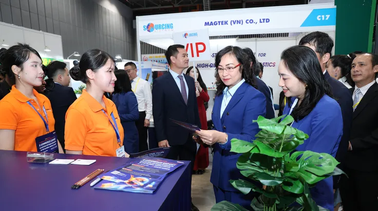 Thứ trưởng Bộ Công thương Phan Thị Thắng tham quan gian hàng tại Vietnam International Sourcing Expo 2026. 