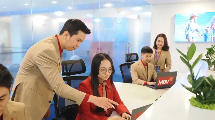 Nhân viên ngân hàng làm việc tại VIFC-HCMC. Ảnh: HOÀNG HÙNG